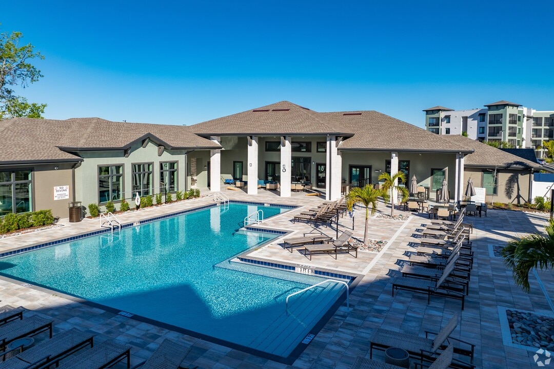 Gateway Commons Apartments in Palmetto, FL - Building Photo