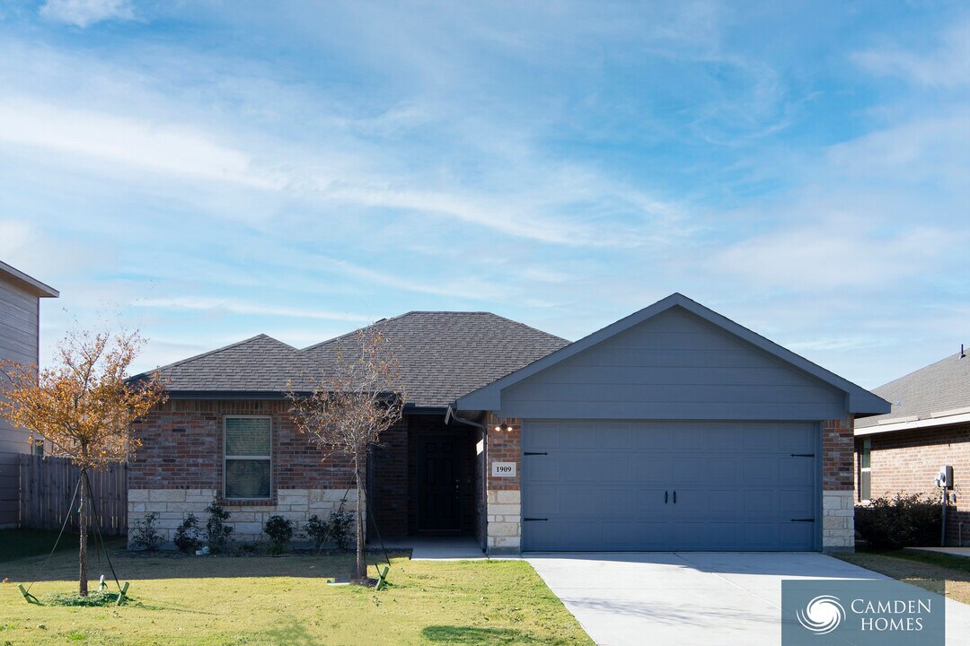930 Rd 5102 in Cleveland, TX - Building Photo