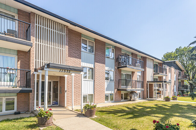 Capital Court in Edmonton, AB - Building Photo - Primary Photo