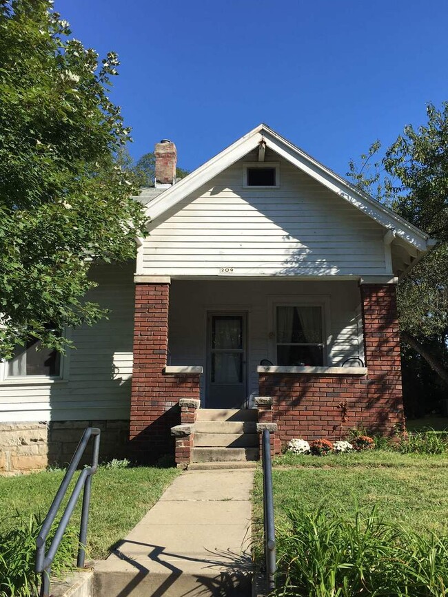 209 E 2nd St in Bloomington, IN - Foto de edificio - Building Photo