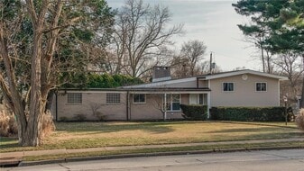 9030 Old Bonhomme Rd in Olivette, MO - Building Photo