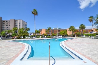 7420 Bay Island Dr S in South Pasadena, FL - Foto de edificio - Building Photo