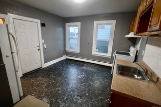 660 W Main St in New Britain, CT - Building Photo - Building Photo