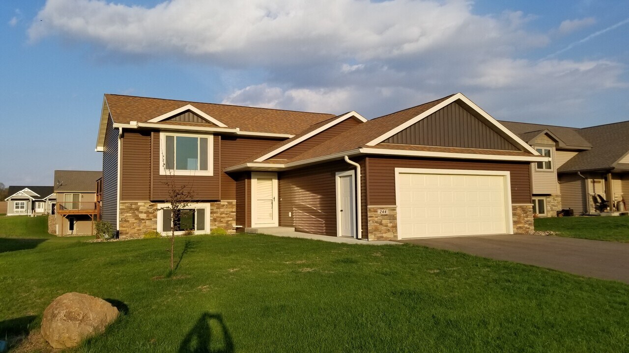 244 Prairie Rd in New Richmond, WI - Building Photo