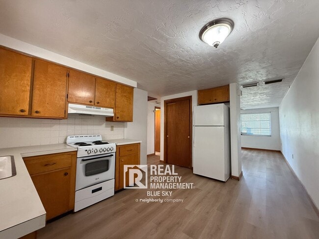 5910 Nebraska Ave in New Port Richey, FL - Foto de edificio - Building Photo