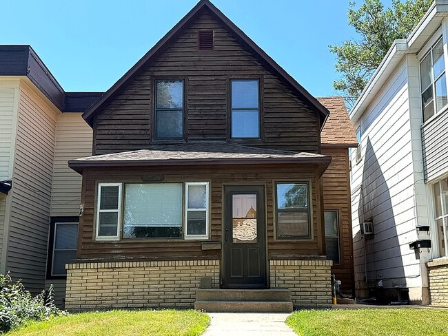 property at 704 N 6th St