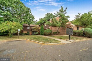 905 Meadow Woods Ln in Lawrence Township, NJ - Building Photo