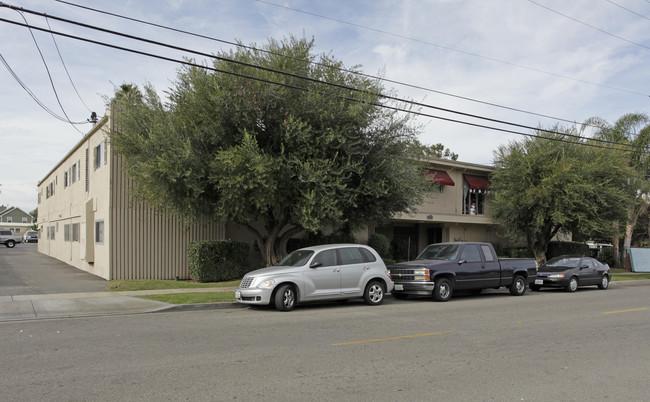 The Courtyard Apartments in Costa Mesa, CA - Building Photo - Building Photo