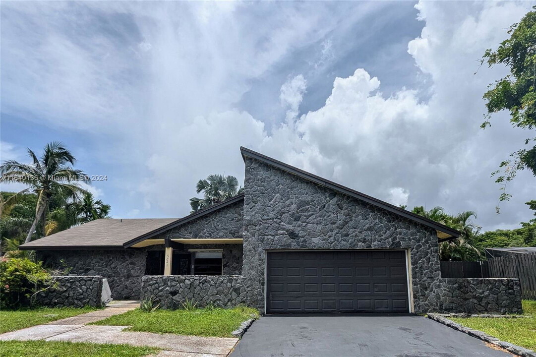 5721 NW 54th Ln in Tamarac, FL - Building Photo