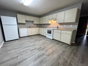 2275 Granada Dr in South Daytona, FL - Building Photo - Building Photo
