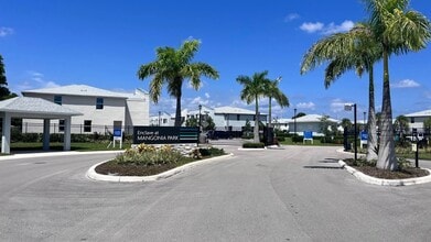 5671 Enclave Dr in Mangonia Park, FL - Foto de edificio - Building Photo