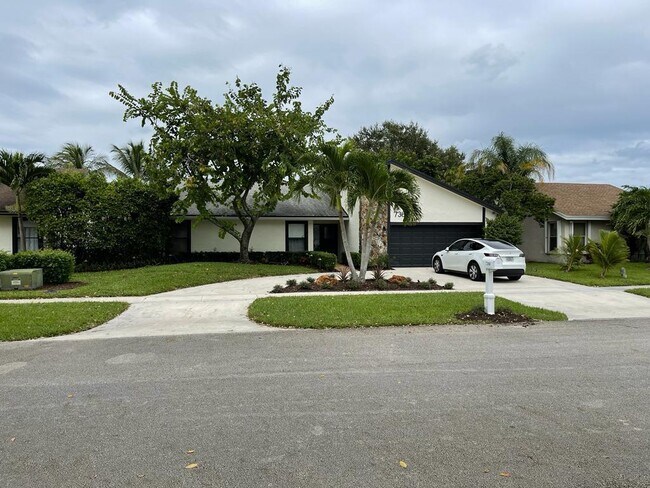 7360 San Sebastian Dr in Boca Raton, FL - Building Photo - Building Photo