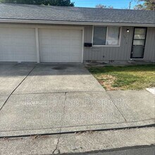 717 NW B St in Grants Pass, OR - Foto de edificio - Building Photo