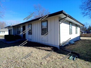 12000 Armitage Dr in Grandview, MO - Foto de edificio - Building Photo