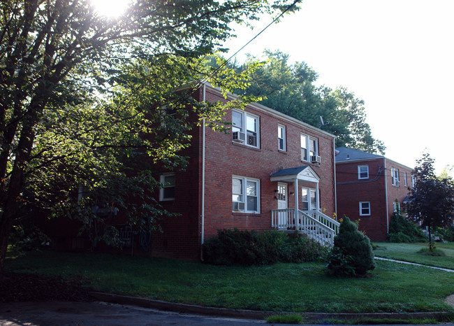 Gibson Street Apartments in Falls Church, VA - Foto de edificio - Building Photo