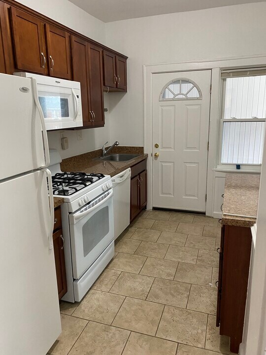 1026 Lakepointe St, Unit 1 in Grosse Pointe Park, MI - Building Photo