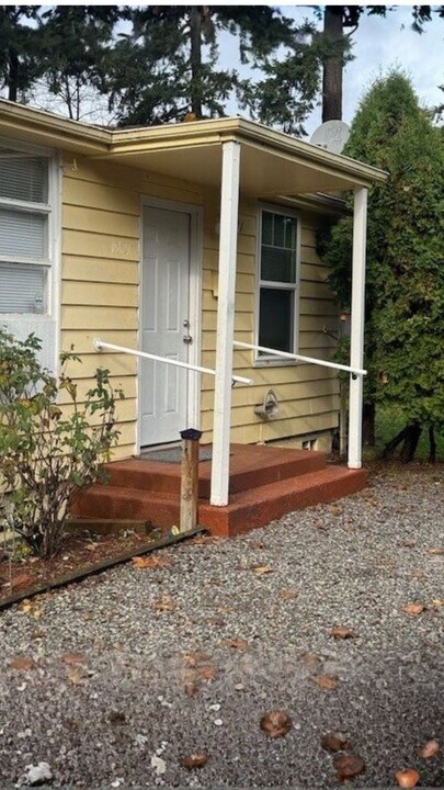 18427-18429 SE Yamhill St in Portland, OR - Building Photo