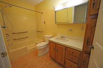 47 Highland St, Unit 214 in West Hartford, CT - Building Photo - Building Photo