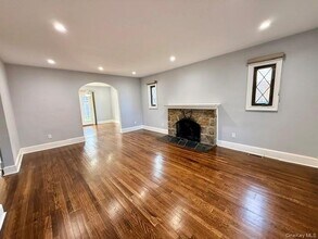 22 Andover Ln in Manhasset, NY - Building Photo - Building Photo