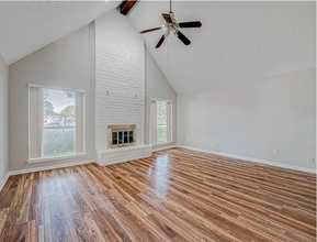 330 Dukes Bend in Stafford, TX - Foto de edificio - Building Photo