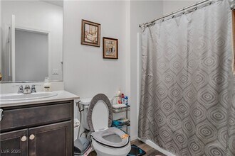 10289 Massachusetts Ln in Las Vegas, NV - Building Photo - Building Photo