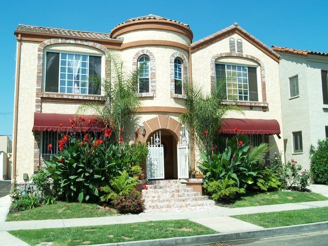 327 N Sierra Bonita Ave in Los Angeles, CA - Foto de edificio - Building Photo