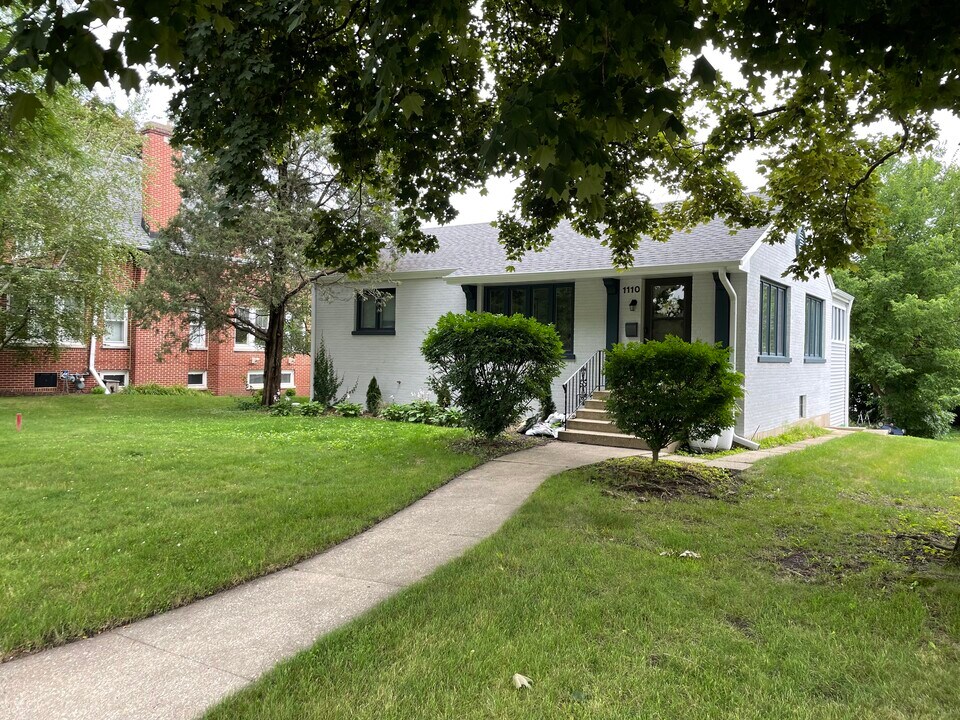 1110 Ridge Rd in Wilmette, IL - Building Photo