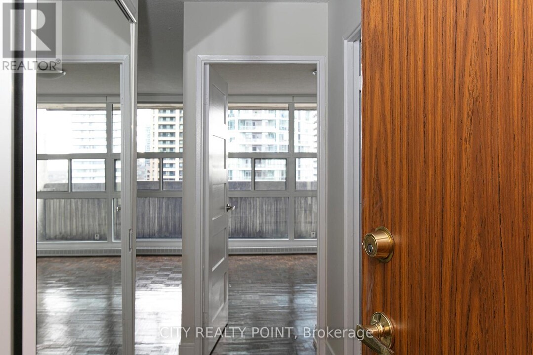 33-2433 Isabella St in Toronto, ON - Building Photo