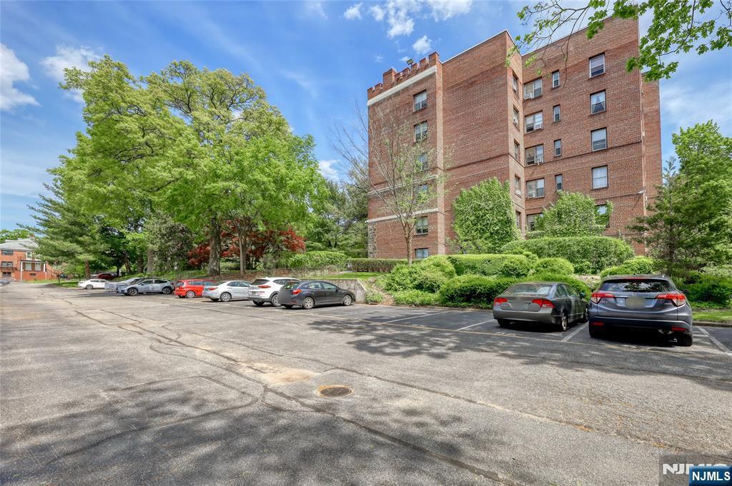 100 W Palisade Ave in Englewood, NJ - Building Photo