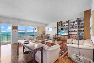 601 Longboat Club Rd in Longboat Key, FL - Building Photo
