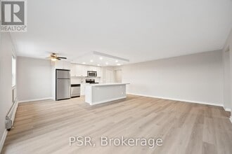 2300 Marine Dr in Oakville, ON - Building Photo - Building Photo
