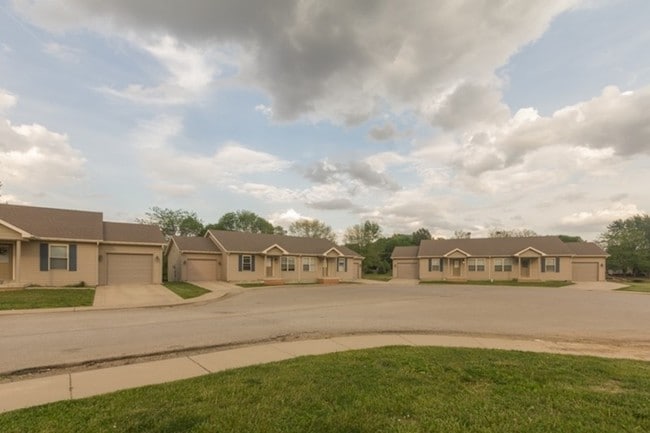 Deerwood Lake Commons in Springfield, IL - Building Photo - Building Photo