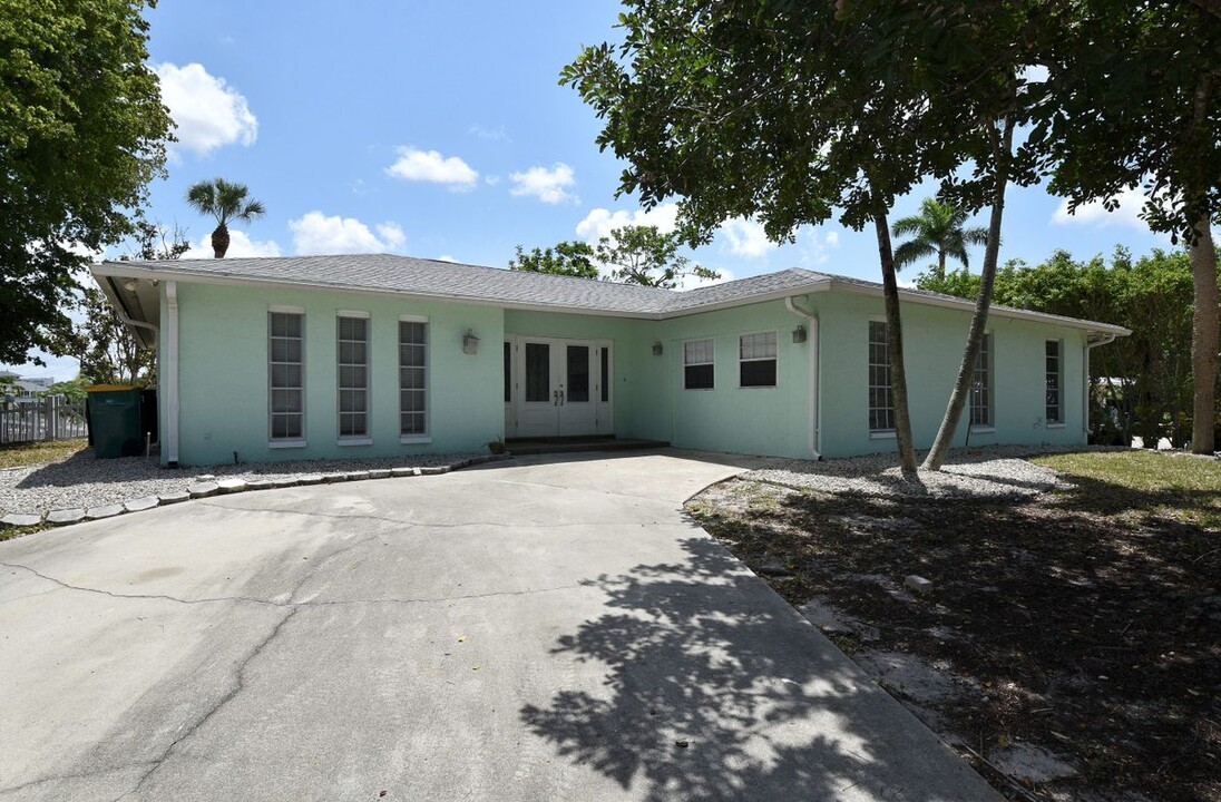3461 Lakeview Dr in Naples, FL - Building Photo