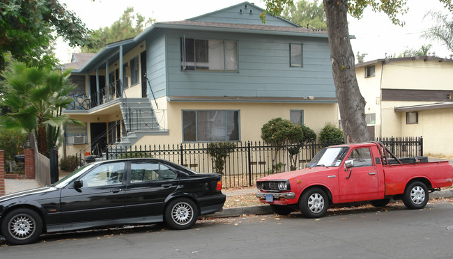 743 Worcester Ave in Pasadena, CA - Foto de edificio - Building Photo