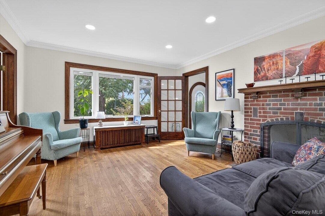 63 Willow St in Garden City, NY - Building Photo