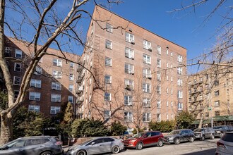 81-11 Pettit Ave in Elmhurst, NY - Building Photo - Building Photo