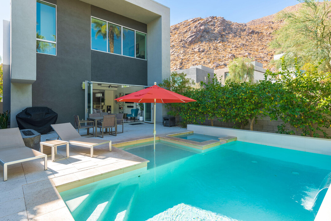 350 Goleta Way in Palm Springs, CA - Building Photo