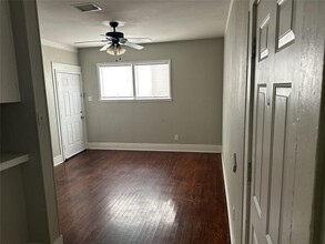 2216 Avenue O 1/2-Unit -UP in Galveston, TX - Building Photo - Building Photo