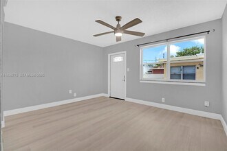 369 Phippen Waiters Rd in Dania Beach, FL - Building Photo - Building Photo