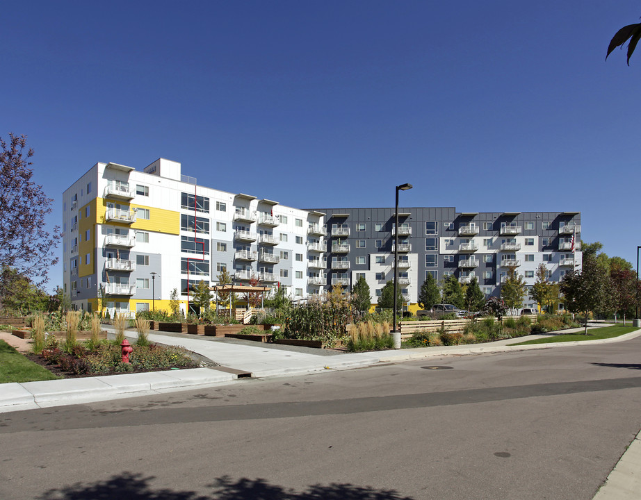 Creekside West in Lakewood, CO - Building Photo