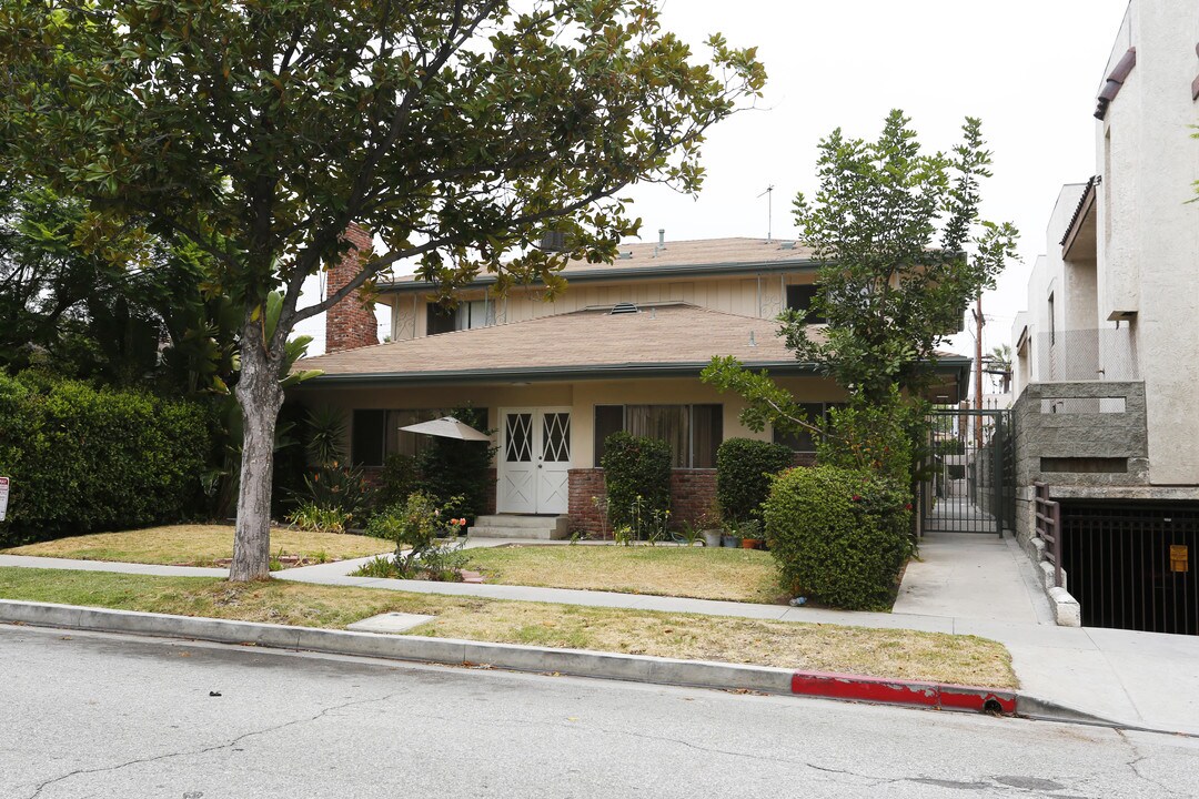 122 N Cedar St in Glendale, CA - Building Photo