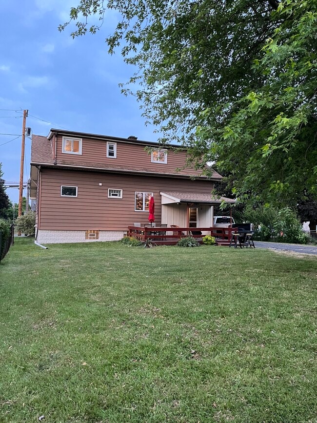 164 Helen St, Unit upper in Cheektowaga, NY - Building Photo - Building Photo