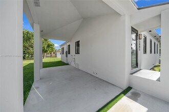 5805 SW 46th Terrace in Miami, FL - Building Photo - Building Photo