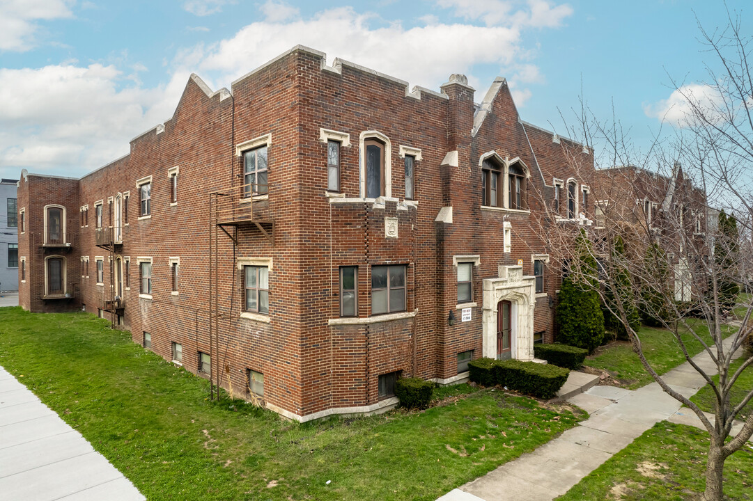 Royal Manor in Rochester, NY - Building Photo