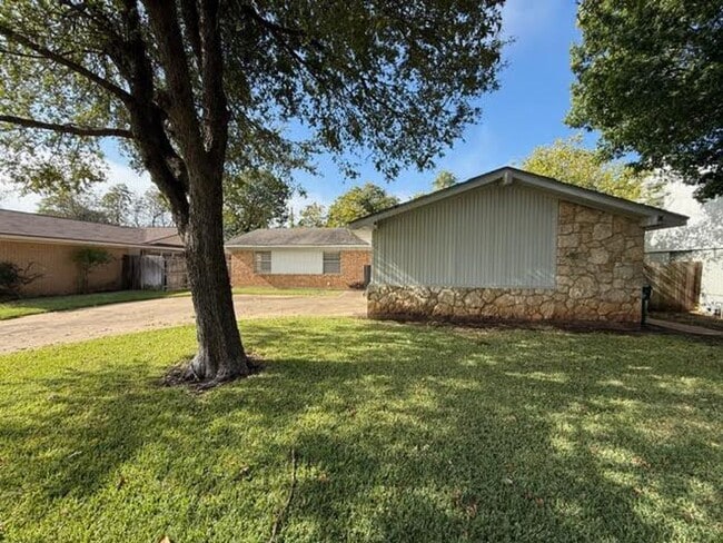 1206 Pembrook Dr in Waco, TX - Building Photo - Building Photo