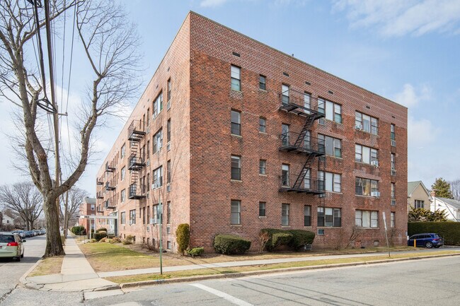 Village Of Mineola in Mineola, NY - Foto de edificio - Building Photo