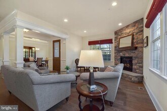 71 Creekview Ln in Yardley, PA - Building Photo - Building Photo