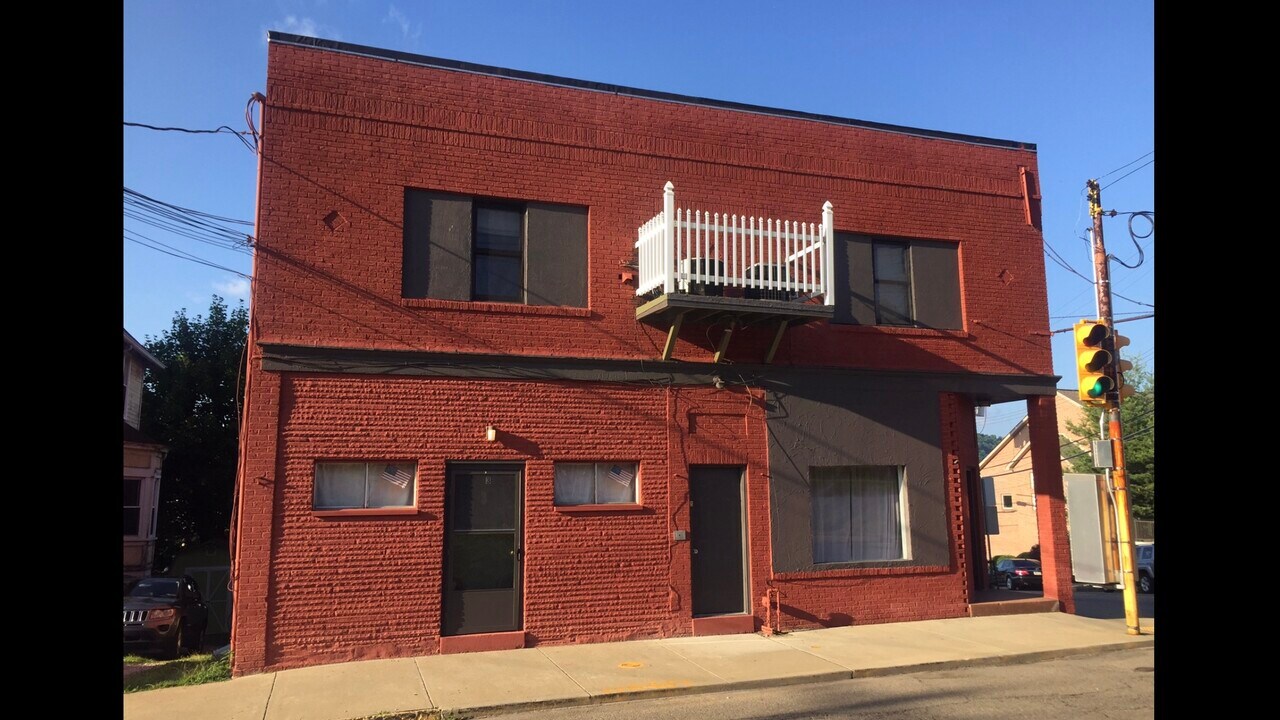 1447 State Ave in Coraopolis, PA - Building Photo