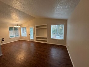 7167 SW Montauk Cir in Lake Oswego, OR - Building Photo - Building Photo