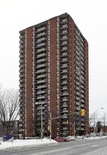 Rochester Towers in Ottawa, ON - Building Photo - Building Photo